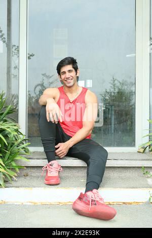 NEW DELHI, INDIEN - 14. APRIL: (ANMERKUNG DER REDAKTION: Dies ist ein exklusives Bild der Hindustan Times/SIPA USA) der Bollywood-Schauspieler Varun Sood posiert während eines exklusiven Interviews mit HT City am 14. April 2024 in New Delhi, Indien. Der Schauspieler Varun Sood, der für seine Rolle in Karmma Calling von neuem zu neuem geworden ist, spricht mit uns über seine Fitness-Reise und sein körperliches Höchstmaß. (Foto: Manoj Verma/Hindustan Times/SIPA USA ) Stockfoto