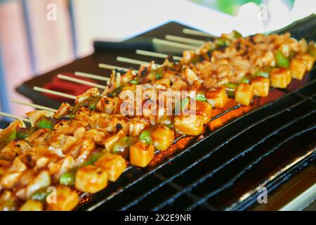 Grillspieß Hähnchenfleisch auf dem Grill Stockfoto