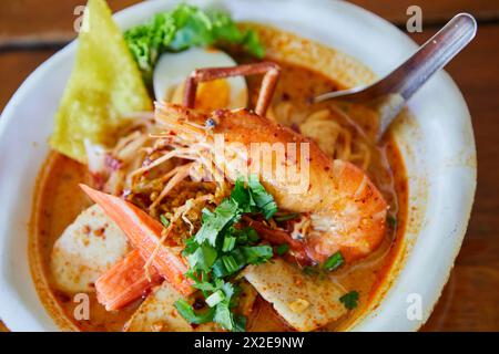 Scharfe tom Yum Nudel mit Garnelen in einer Schüssel Stockfoto