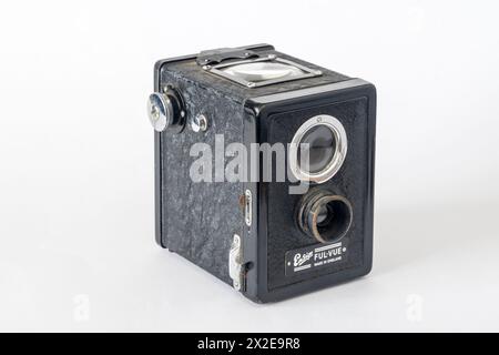 Eine Boxkamera aus den 1930er Jahren. Der Fähnrich Ful-Vue verwendete quadratische 6 x 6 cm Rollfilm. Stockfoto