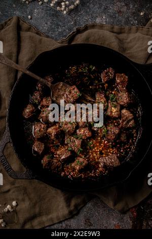 Knoblauchbutter Steak in einer Gusseisenpfanne gekocht Stockfoto