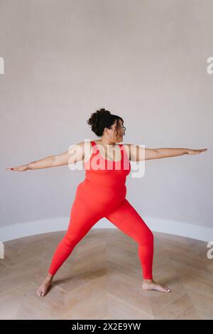 Schwarze Frau, die Yoga-Pose macht Stockfoto