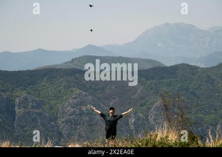 Dankbarkeit in der Natur auf dem Gipfel eines Berges ausdrücken Stockfoto