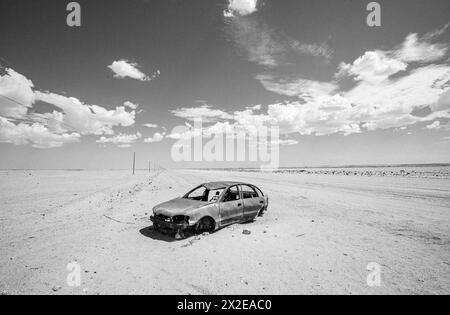 Zerstörtes, verlassenes Auto, mitten in der Wüste, Namibia Stockfoto