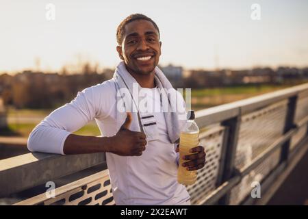 Porträt eines jungen afroamerikanischen Mannes, der bereit ist für Sporttraining. Stockfoto
