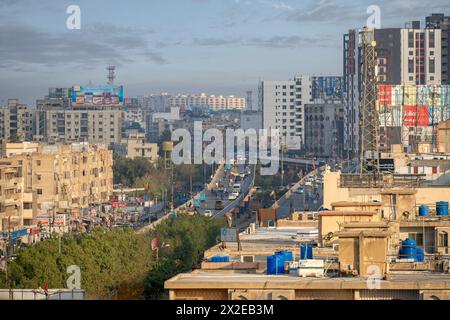 Straßen von Karachi Verkehr am Arbeitstag Rashid Minhas Straße, überfüllte Gebiete von Karachi Stockfoto