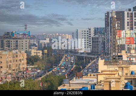 Straßen von Karachi Verkehr am Arbeitstag Rashid Minhas Straße, überfüllte Gebiete von Karachi Stockfoto