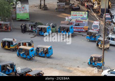 Tuk-Tuk Roller Taxi in Pakistan, Share Auto Rikscha ist eine häufige und wirtschaftlichste Pendelfahrt in Karachi. Stockfoto