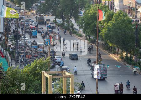 Straßen von Karachi Verkehr am Arbeitstag Rashid Minhas Straße, überfüllte Gebiete von Karachi Stockfoto