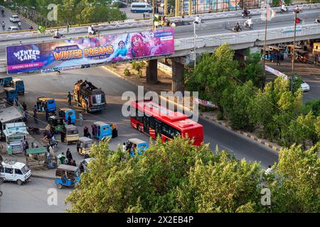 Straßen von Karachi Verkehr am Arbeitstag Rashid Minhas Road, Rote Busse in Karachi Stockfoto