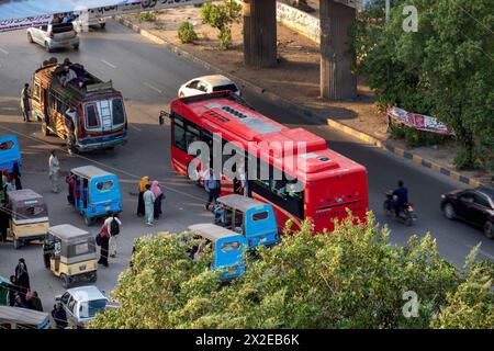 Straßen von Karachi Verkehr am Arbeitstag Rashid Minhas Road, Rote Busse in Karachi Stockfoto