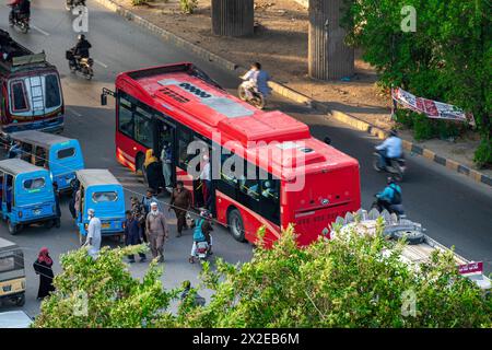 Straßen von Karachi Verkehr am Arbeitstag Rashid Minhas Road, Rote Busse in Karachi Stockfoto