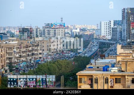 Straßen von Karachi Verkehr am Arbeitstag Rashid Minhas Straße, überfüllte Gebiete von Karachi Stockfoto