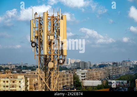 Telekommunikationsturm mit 5G-Mobilfunkantenne auf Karatschi-Stadthintergrund Stockfoto