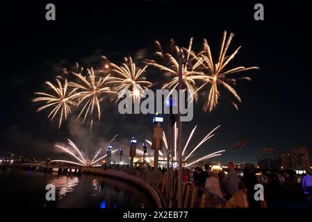 Dubai, Vereinigte Arabische Emirate – 04. April 2024, Dubai Festival Center DFC, Feuerwerk zur Feier des Ramadan Stockfoto