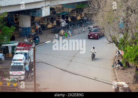 Straßen von Karachi Verkehr am Arbeitstag Rashid Minhas Straße, überfüllte Gebiete von Karachi Stockfoto