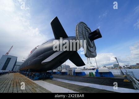 Kiel, Deutschland. April 2024. Das U-Boot Typ 218SG befindet sich in der Werft Howaldtswerke-Deutsche Werft AG. Es wurde als „unnachahmliches“ getauft und ist das letzte von vier U-Booten des Typs 218SG, die von ThyssenKrupp Marine Systems für die Republik Singapur gebaut wurden. Quelle: Marcus Brandt/dpa/Alamy Live News Stockfoto