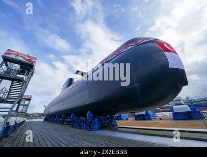 Kiel, Deutschland. April 2024. Das U-Boot Typ 218SG befindet sich in der Werft Howaldtswerke-Deutsche Werft AG. Es wurde als „unnachahmliches“ getauft und ist das letzte von vier U-Booten des Typs 218SG, die von ThyssenKrupp Marine Systems für die Republik Singapur gebaut wurden. Quelle: Marcus Brandt/dpa/Alamy Live News Stockfoto