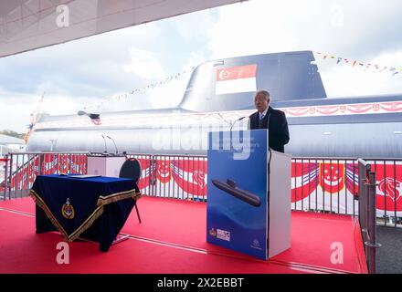 Kiel, Deutschland. April 2024. Teo Chee Hean, ehemaliger stellvertretender Premierminister und derzeitiger Senior Minister von Singapur, spricht während der Benennungszeremonie des U-Boots Typ 218SG in der Werft Howaldtswerke-Deutsche Werft AG. Das U-Boot mit dem Namen „Inimitable“ ist das letzte von vier U-Booten des Typs 218SG, die ThyssenKrupp Marine Systems für die Republik Singapur gebaut hat. Quelle: Marcus Brandt/dpa/Alamy Live News Stockfoto