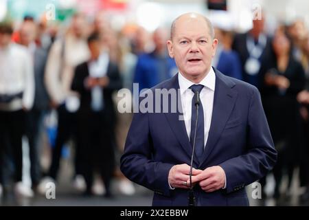 Hannover, Deutschland. April 2024. Bundeskanzler Olaf Scholz (SPD) gibt nach der Eröffnungsreise eine Erklärung ab. Quelle: Michael Matthey/dpa/Alamy Live News Stockfoto