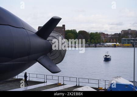 Kiel, Deutschland. April 2024. Das U-Boot Typ 218SG befindet sich in der Werft Howaldtswerke-Deutsche Werft AG. Es wurde als „unnachahmliches“ getauft und ist das letzte von vier U-Booten des Typs 218SG, die von ThyssenKrupp Marine Systems für die Republik Singapur gebaut wurden. Quelle: Marcus Brandt/dpa/Alamy Live News Stockfoto