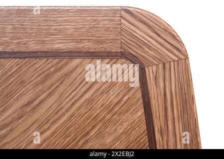 Nahaufnahme einer Holzplatte aus massiver Eiche und Eichenfurnier in Intarsien-Technik mit Klarlack isoliert auf weißem Hintergrund Stockfoto