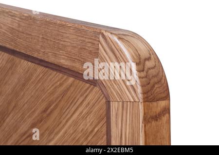 Nahaufnahme einer Holzplatte aus massiver Eiche und Eichenfurnier in Intarsien-Technik mit Klarlack isoliert auf weißem Hintergrund Stockfoto