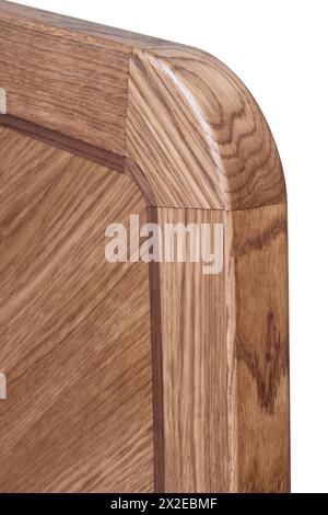 Nahaufnahme einer Holzplatte aus massiver Eiche und Eichenfurnier in Intarsien-Technik mit Klarlack isoliert auf weißem Hintergrund Stockfoto