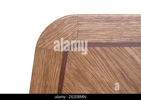 Nahaufnahme einer Holzplatte aus massiver Eiche und Eichenfurnier in Intarsien-Technik mit Klarlack isoliert auf weißem Hintergrund Stockfoto
