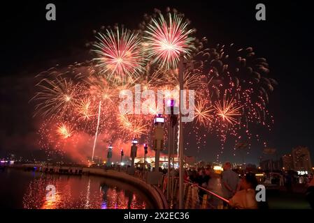 Dubai, Vereinigte Arabische Emirate – 04. April 2024, Dubai Festival Center DFC, Feuerwerk zur Feier des Ramadan Stockfoto