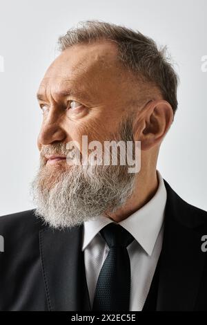 Ein Bräutigam mittleren Alters in elegantem Anzug und Krawatte im Studio an seinem Hochzeitstag. Stockfoto