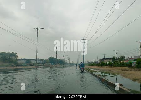 Korangi Industrial Area Straßen nach Regen Stockfoto