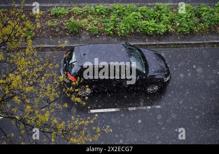 Göttingen, Deutschland. April 2024. Ein Auto fährt im Schnee in Göttingen, Deutschland, 22. April 2024. Quelle: Ren Pengfei/Xinhua/Alamy Live News Stockfoto