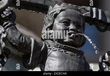 Leipzig, Deutschland. April 2024. Wasser sprudelt aus der Mündung einer Figur im Rathausbrunnen auf dem Leipziger Burgplatz. Die Stadt beginnt die Brunnensaison mit der Inbetriebnahme des Rathausbrunnens. In den letzten Tagen haben die Stadtreinigungspersonal nach und nach die 23 Brunnen in Betrieb genommen. Zuvor wurden die Anlagen technisch überprüft und gereinigt. Der Rathausbrunnen, im Volksmund „Rattenfänger-Brunnen“ genannt, wurde vom Bildhauer Georg Wrba entworfen und 1908 eingeweiht. Quelle: Hendrik Schmidt/dpa/Alamy Live News Stockfoto