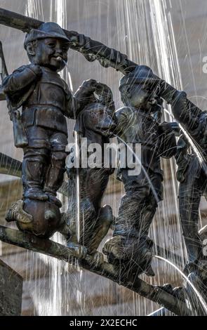 Leipzig, Deutschland. April 2024. Wasser sprudelt aus den Mündern der Figuren im Rathausbrunnen auf dem Leipziger Burgplatz. Die Stadt beginnt die Brunnensaison mit der Inbetriebnahme des Rathausbrunnens. In den letzten Tagen haben die Stadtreinigungspersonal nach und nach die 23 Brunnen in Betrieb genommen. Zuvor wurden die Anlagen technisch überprüft und gereinigt. Der Rathausbrunnen, im Volksmund „Rattenfänger-Brunnen“ genannt, wurde vom Bildhauer Georg Wrba entworfen und 1908 eingeweiht. Quelle: Hendrik Schmidt/dpa/Alamy Live News Stockfoto