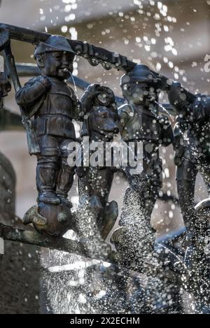 Leipzig, Deutschland. April 2024. Wasser sprudelt aus den Mündern der Figuren im Rathausbrunnen auf dem Leipziger Burgplatz. Die Stadt beginnt die Brunnensaison mit der Inbetriebnahme des Rathausbrunnens. In den letzten Tagen haben die Stadtreinigungspersonal nach und nach die 23 Brunnen in Betrieb genommen. Zuvor wurden die Anlagen technisch überprüft und gereinigt. Der Rathausbrunnen, im Volksmund „Rattenfänger-Brunnen“ genannt, wurde vom Bildhauer Georg Wrba entworfen und 1908 eingeweiht. Quelle: Hendrik Schmidt/dpa/Alamy Live News Stockfoto