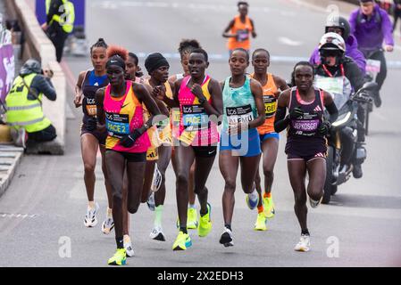 Führende Spitzenläuferinnen beim TCS London Marathon 2024 durch Tower Hill, London, Großbritannien. Joyciline Jepkosgei Stockfoto