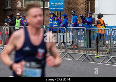 London, Großbritannien. April 2024. Brigid Kosgei aus Kenia tritt beim Elite Women's Race beim London Marathon an. Sie belegte den fünften Platz mit einer Zeit von 2:19:02 Uhr. Quelle: Mark Kerrison/Alamy Live News Stockfoto