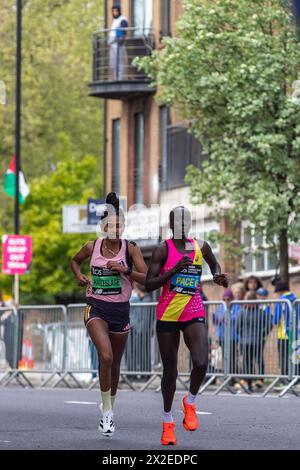 London, Großbritannien. April 2024. Tsige Haileslase (l) aus Äthiopien tritt beim Elite Women's Race beim London Marathon an. Sie wurde 10. Mit einer Zeit von 2:25:03 Uhr. Quelle: Mark Kerrison/Alamy Live News Stockfoto