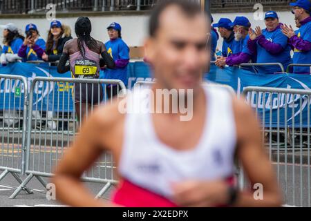 London, Großbritannien. April 2024. Sheila Chepkirui aus Kenia tritt beim Elite Women's Race beim London Marathon an. Sie wurde 6. Mit einer Zeit von 2:19:31. Quelle: Mark Kerrison/Alamy Live News Stockfoto