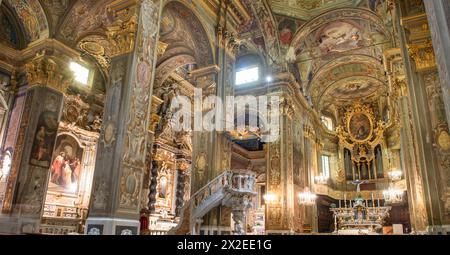 Finalborgo Italien 15. April 2024: Innenraum der Basilika San Biagio im gotischen Stil Stockfoto