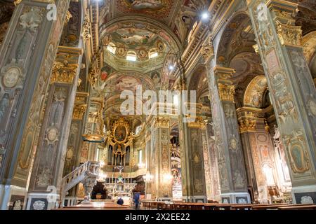 Finalborgo Italien 15. April 2024: Innenraum der Basilika San Biagio im gotischen Stil Stockfoto