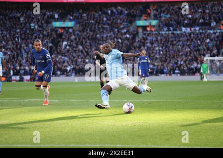 Jeremy Doku (MC) beim Halbfinalspiel des Emirates FA Cup, Manchester City gegen Chelsea, am 20. April 2024 im Wembley Stadium, London, Großbritannien Stockfoto