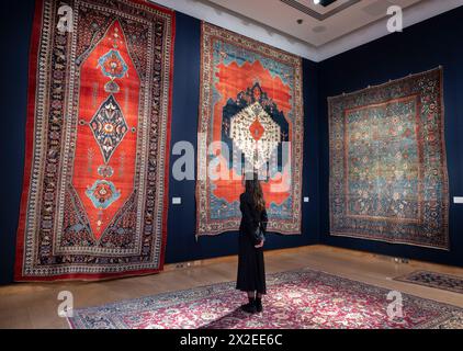 Christie's, London, Großbritannien. April 2024. Kunst der islamischen und indischen Welt einschließlich Teppiche und Teppiche findet am 25. April statt. Quelle: Malcolm Park/Alamy Live News Stockfoto