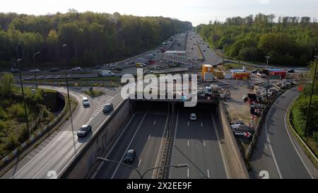 Tervuren, Belgien. April 2024. Luftdrohnenbild der Baustelle für die Renovierung des Tunnels unter dem Autobahnkreuz Carrefour Leonard - Leonardkruispunt des Ringes 0 um Brüssel und der Autobahn E411 (A4) zwischen Tervuren und Oudergem - Auderghem, in Tervuren, Montag, 22. April 2024. BELGA PHOTO ERIC LALMAND Credit: Belga News Agency/Alamy Live News Stockfoto