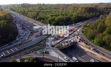 Tervuren, Belgien. April 2024. Luftdrohnenbild der Baustelle für die Renovierung des Tunnels unter dem Autobahnkreuz Carrefour Leonard - Leonardkruispunt des Ringes 0 um Brüssel und der Autobahn E411 (A4) zwischen Tervuren und Oudergem - Auderghem, in Tervuren, Montag, 22. April 2024. BELGA PHOTO ERIC LALMAND Credit: Belga News Agency/Alamy Live News Stockfoto