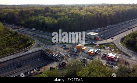 Tervuren, Belgien. April 2024. Luftdrohnenbild der Baustelle für die Renovierung des Tunnels unter dem Autobahnkreuz Carrefour Leonard - Leonardkruispunt des Ringes 0 um Brüssel und der Autobahn E411 (A4) zwischen Tervuren und Oudergem - Auderghem, in Tervuren, Montag, 22. April 2024. BELGA PHOTO ERIC LALMAND Credit: Belga News Agency/Alamy Live News Stockfoto