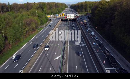 Tervuren, Belgien. April 2024. Luftdrohnenbild der Baustelle für die Renovierung des Tunnels unter dem Autobahnkreuz Carrefour Leonard - Leonardkruispunt des Ringes 0 um Brüssel und der Autobahn E411 (A4) zwischen Tervuren und Oudergem - Auderghem, in Tervuren, Montag, 22. April 2024. BELGA PHOTO ERIC LALMAND Credit: Belga News Agency/Alamy Live News Stockfoto