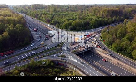 Tervuren, Belgien. April 2024. Luftdrohnenbild der Baustelle für die Renovierung des Tunnels unter dem Autobahnkreuz Carrefour Leonard - Leonardkruispunt des Ringes 0 um Brüssel und der Autobahn E411 (A4) zwischen Tervuren und Oudergem - Auderghem, in Tervuren, Montag, 22. April 2024. BELGA PHOTO ERIC LALMAND Credit: Belga News Agency/Alamy Live News Stockfoto