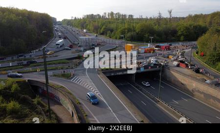 Tervuren, Belgien. April 2024. Luftdrohnenbild der Baustelle für die Renovierung des Tunnels unter dem Autobahnkreuz Carrefour Leonard - Leonardkruispunt des Ringes 0 um Brüssel und der Autobahn E411 (A4) zwischen Tervuren und Oudergem - Auderghem, in Tervuren, Montag, 22. April 2024. BELGA PHOTO ERIC LALMAND Credit: Belga News Agency/Alamy Live News Stockfoto